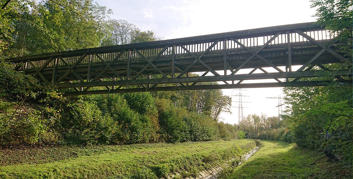 Rückbau und Abbruch einer alten Holzbrücke über dem Fluß Boy in Bottrop